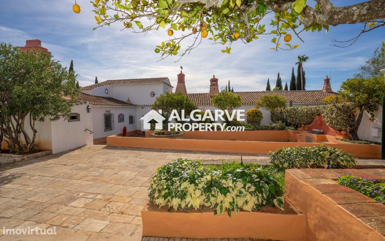 Quinta Luxuosa com Vistas Panorâmicas, Acomodação Ampla e Piscina Pri