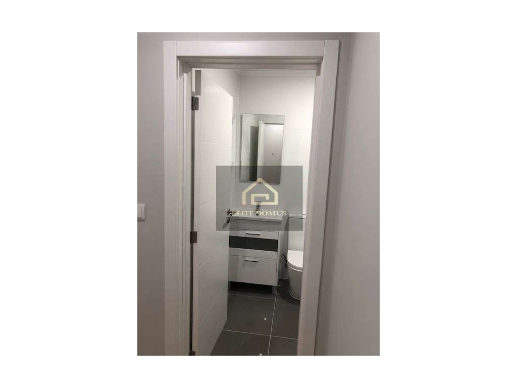 T1 Totalmente Remodelado com elevador e junto ao Metro - Reboleira!-27