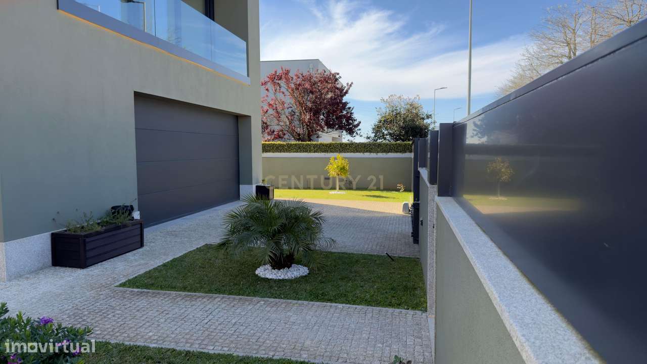 Moradia Contemporânea de Luxo em Azurara | Elegância, Privacidade e Di-7