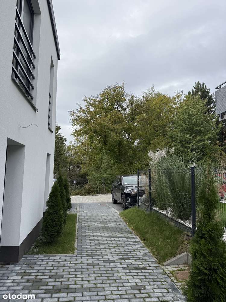 W CENIE MIEJSCE POSTOJOWE ZEWNĘTRZE PLUS PODDASZE 50 MKW !-13