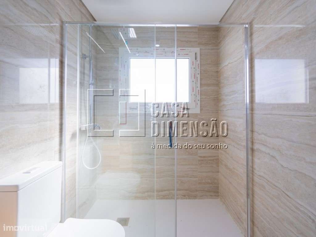 Moradia isolada de tipologia T4 localizada na zona da Charneca da C...-47