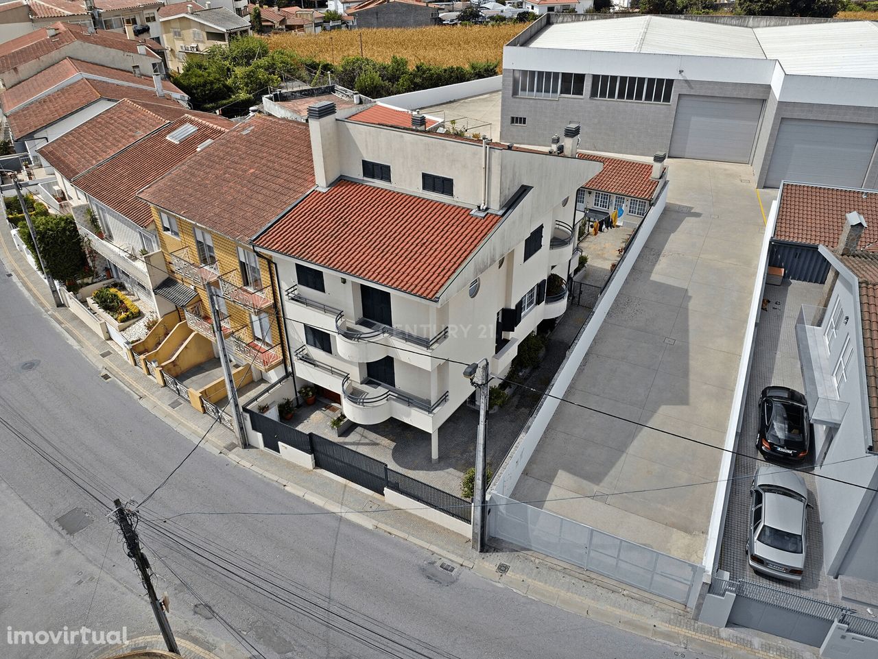 Moradia T3+1 | 3 Frentes | 3 Suites | Aproveitamento de sótão | Espaço