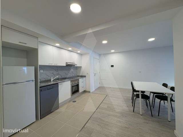 Apartamento T2 equipado e mobilado junto ao C.C. Glicinias - Grande imagem: 2/11