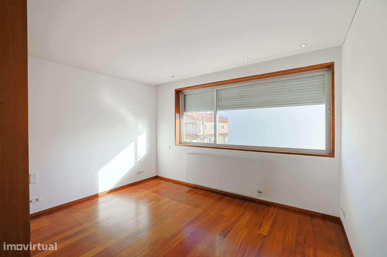 Moradia T3, Individual, c/ 3 pisos, Garagem Dupla e Jardim-9