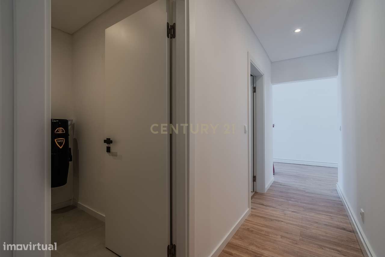 Moradia Térrea T4 totalmente renovada, com piscina, espaço exterior e-22