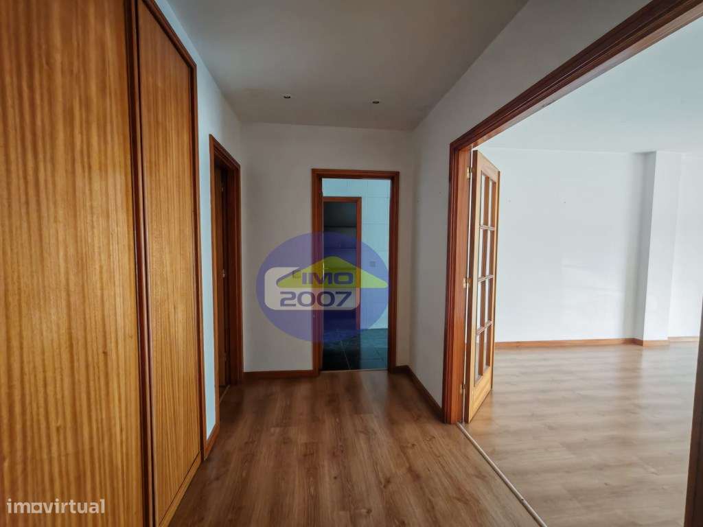Apartamento T2 com terraço em Canelas-1
