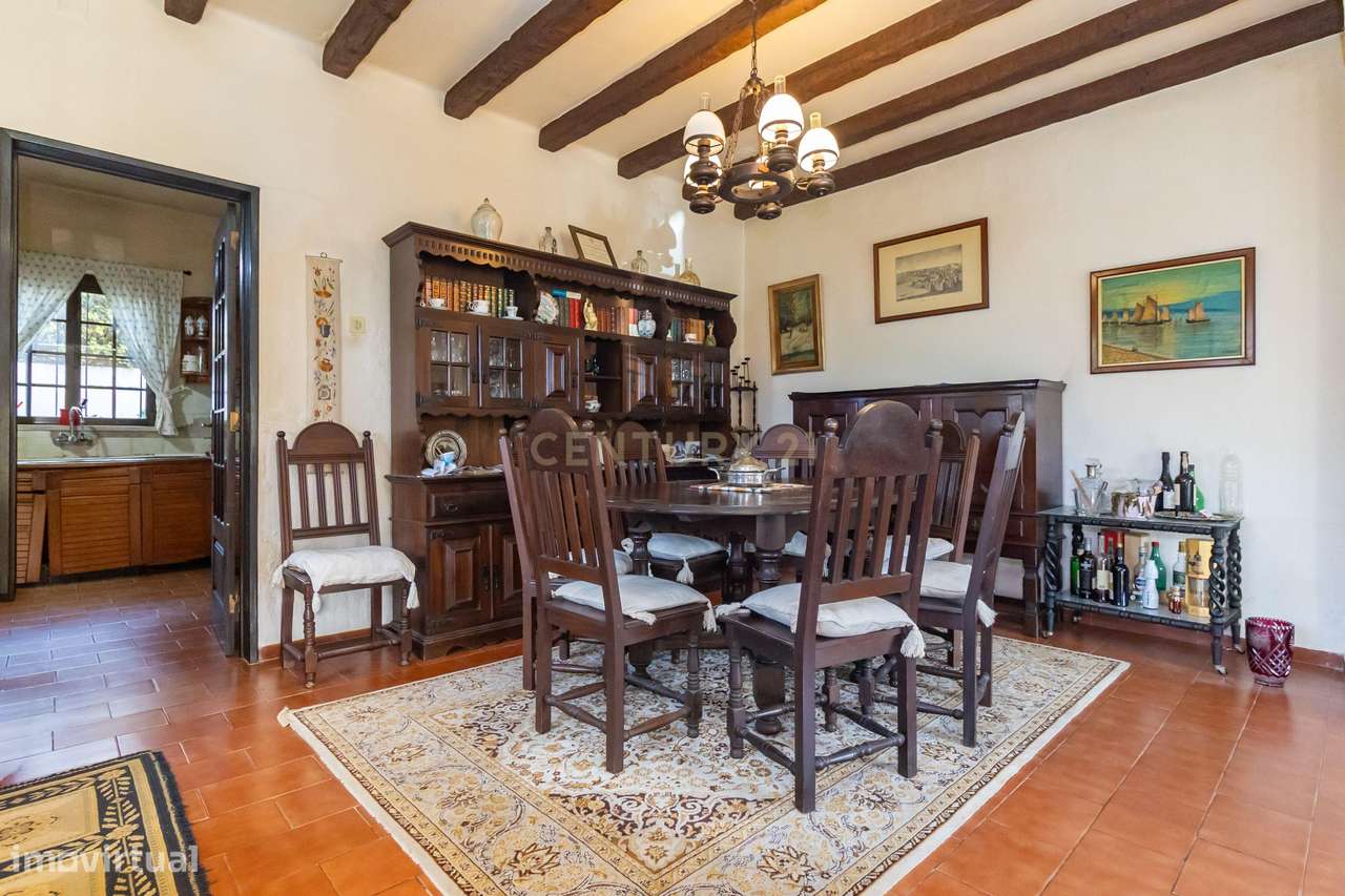 Moradia com construções de apoio, piscina e localização priviligiada-10