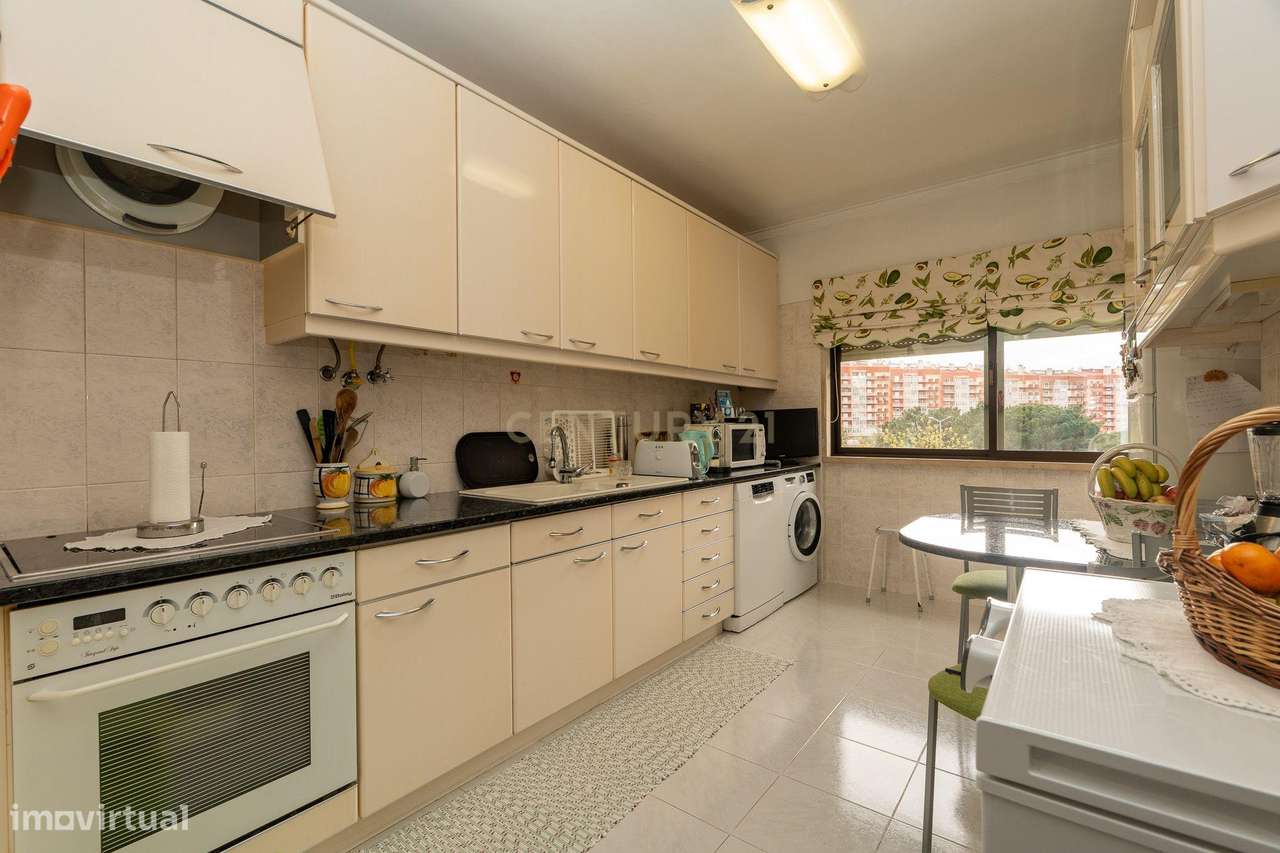 Apartamento de tipologia T2, com box e varandas, localizado em Rio de-12