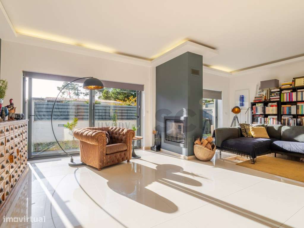 Moradia T4 na Aroeira, contemporânea com piscina e cave-0