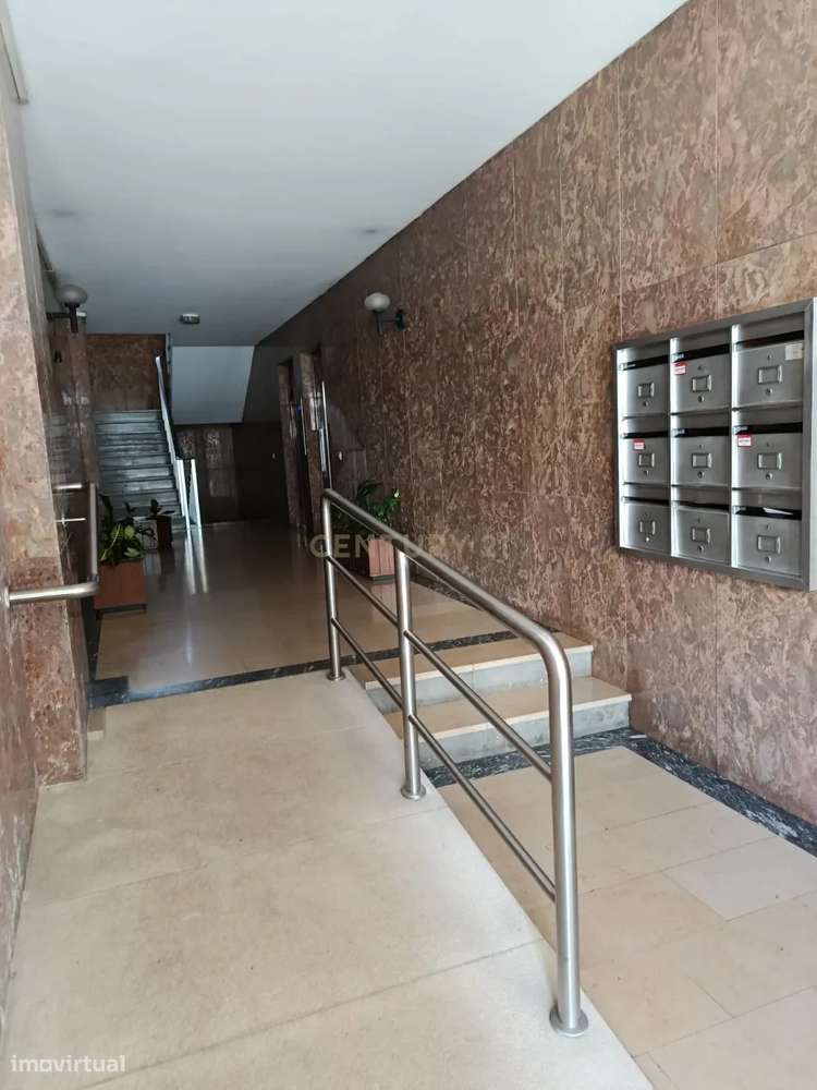 Apartamento T4 na Avenida Fernão de Magalhães — Espaço, Potencial e Di-6