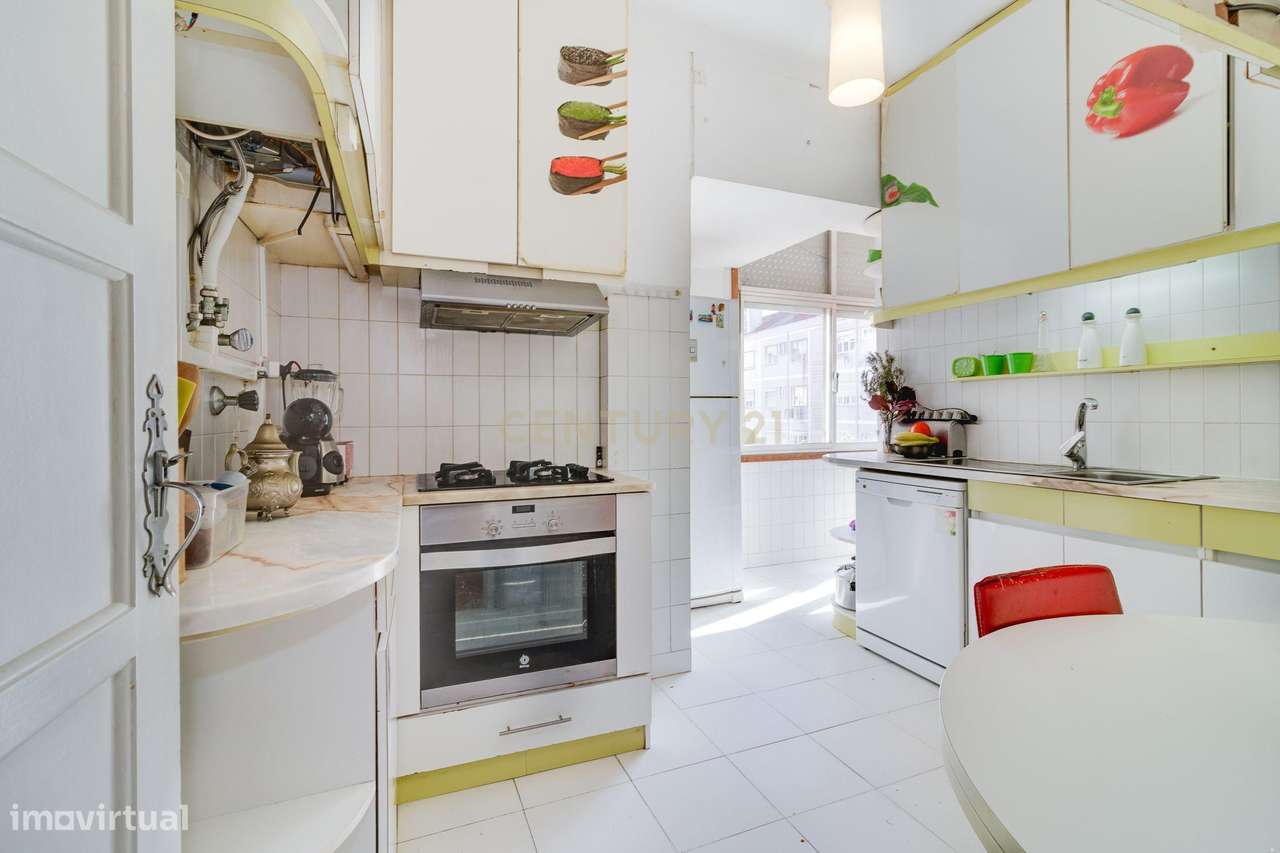 NA  RUA DO CALIFA, T2+1.  APARTAMENTO CHEIO DE LUZ. MUITO HABITÁVEL. - Grande imagem: 5/30