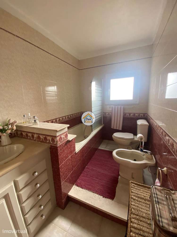 Moradia Geminada  de um dos lados do outro tem entarada e jardim em to-44