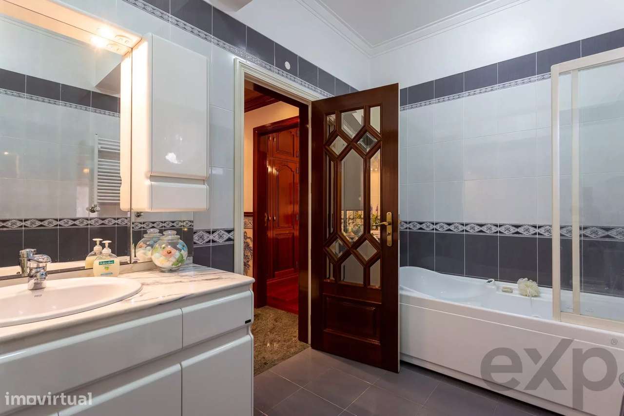 Moradia de Prestígio com Piscina-33