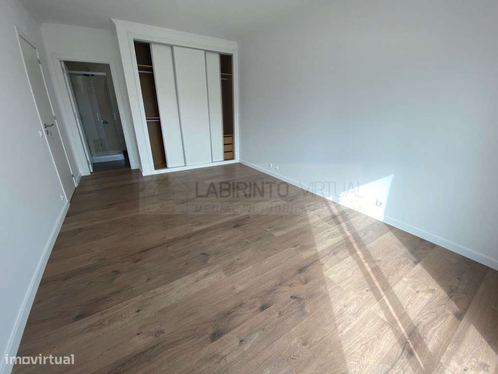 Vende-se excelente Moradia V3+1 na Ericeira, com vista mar.-19
