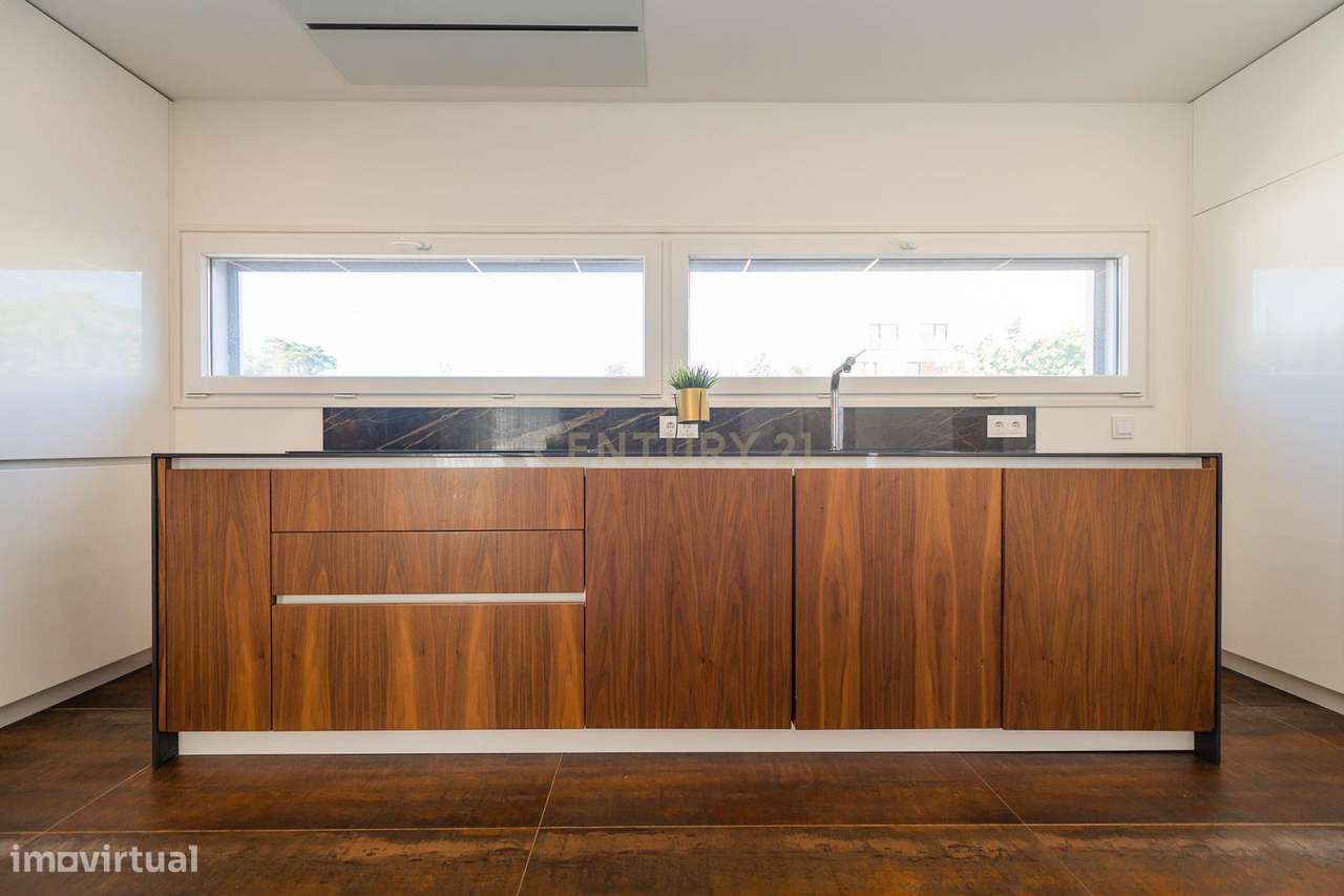 Excelente moradia geminada V4 em Urbanização nova na zona de Albarraqu-22