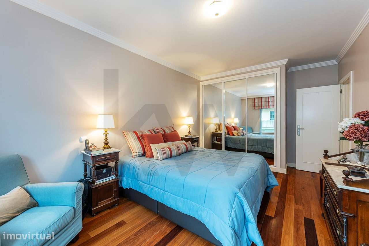 Excelente T5  em Condominio Fechado a Marechal Gomes da Costa, Porto-37