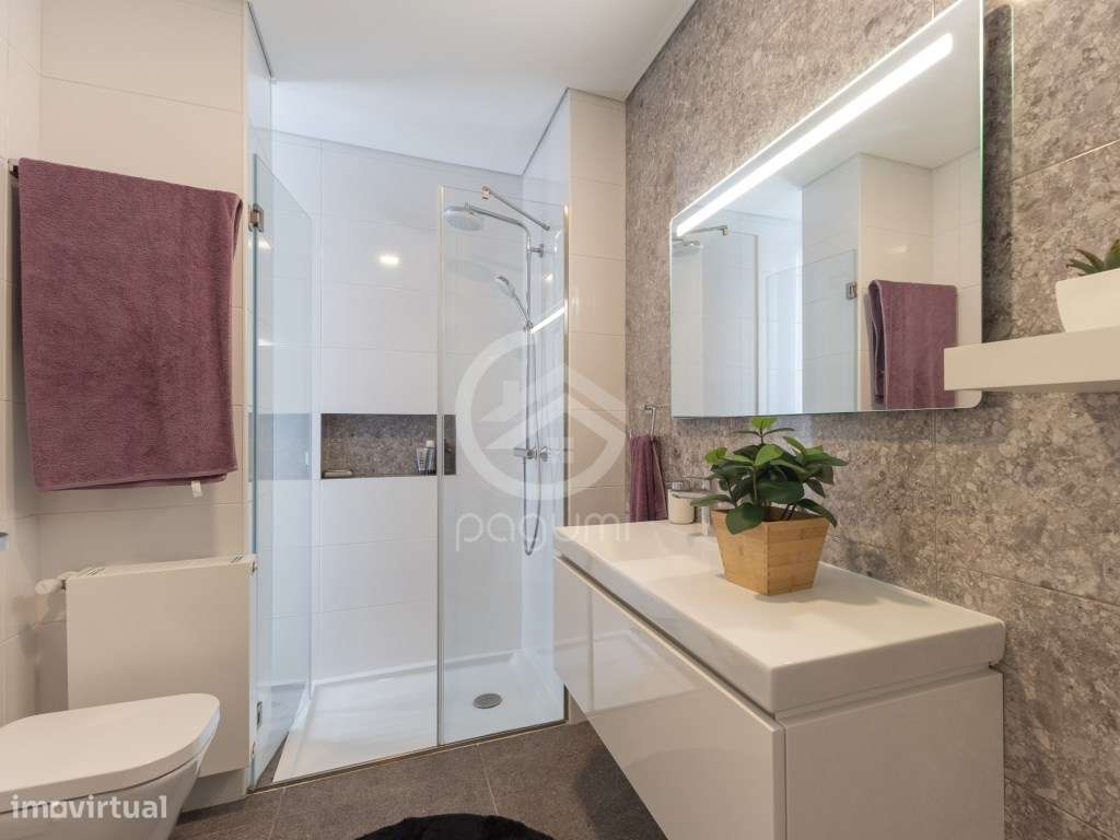 Moradia Contemporânea | 1.470 m² | A 1 Minuto da A4-32