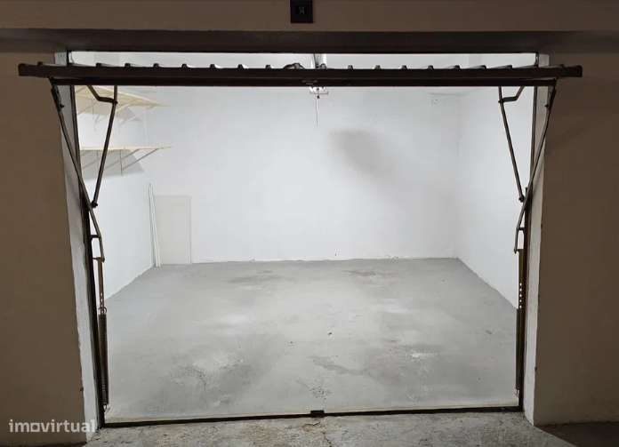 Garagem espaçosa preparada para veículo eléctrico - Grande imagem: 5/5