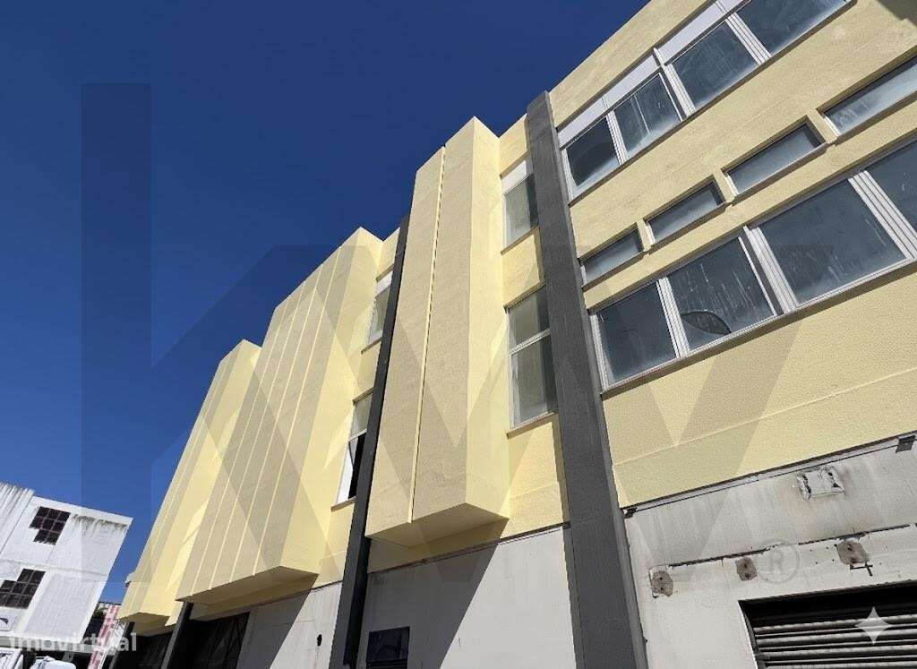 Armazém/ Garagem Totalmente Remodelado, como novo junto ao Aeroporto L - Grande imagem: 2/37