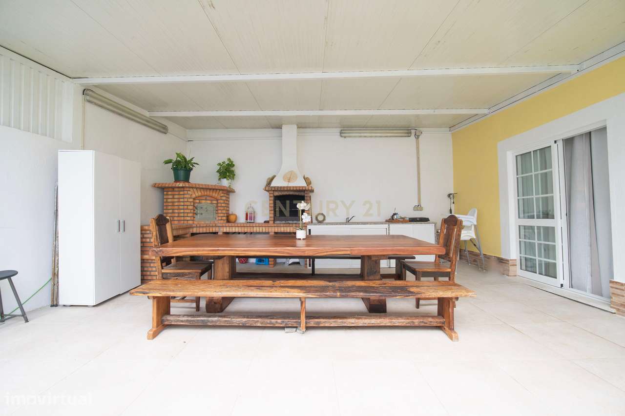 Moradia T2 Renovada, com 119 m² de Logradouro-16