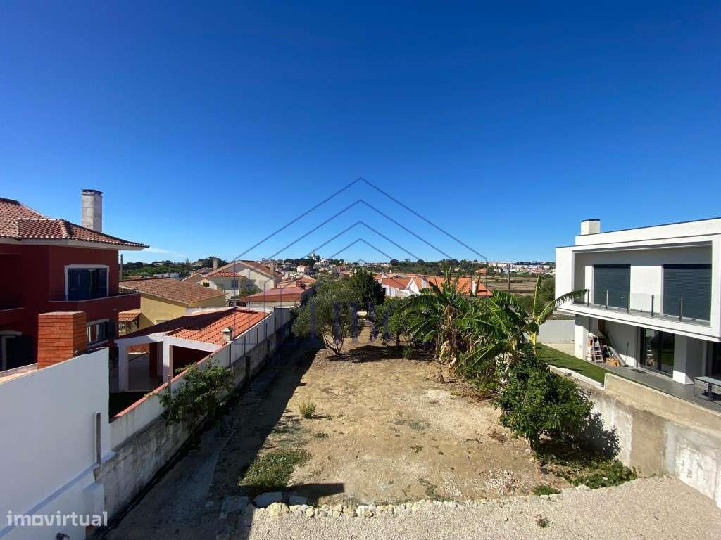 Moradia T4 com Amplo Jardim e Potencial de Remodelação em Alcabidec...-38