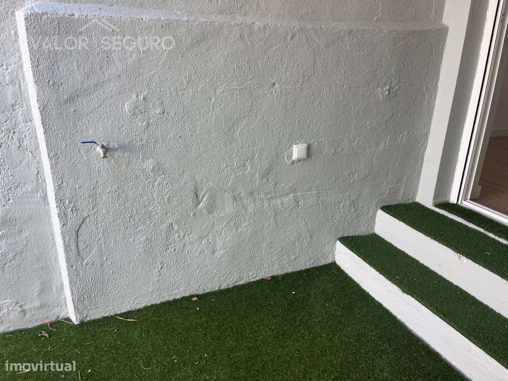 Apartamento T3 remodelado e com terraço-11