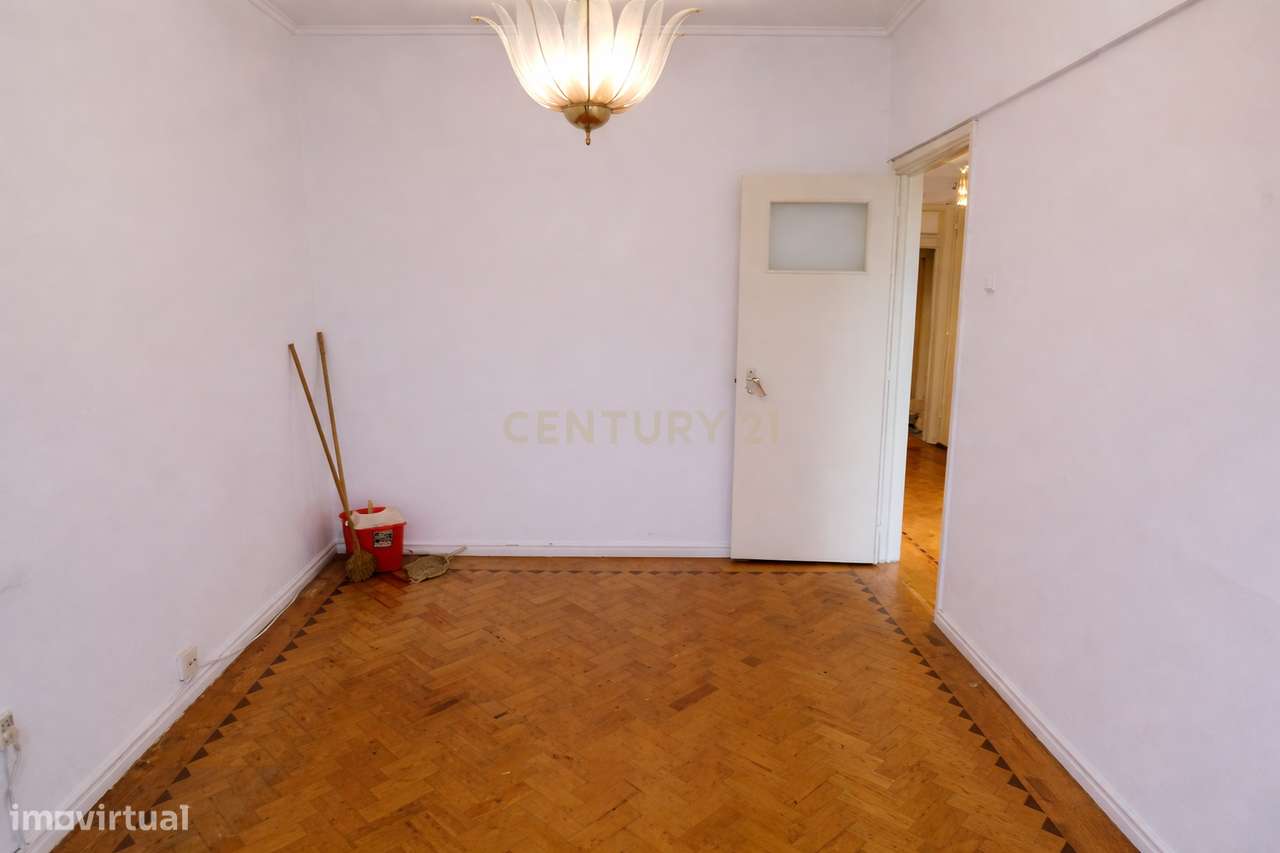 Apartamento T2 com Marquise e Excelente Potencial | Damaia de Cima – A-10