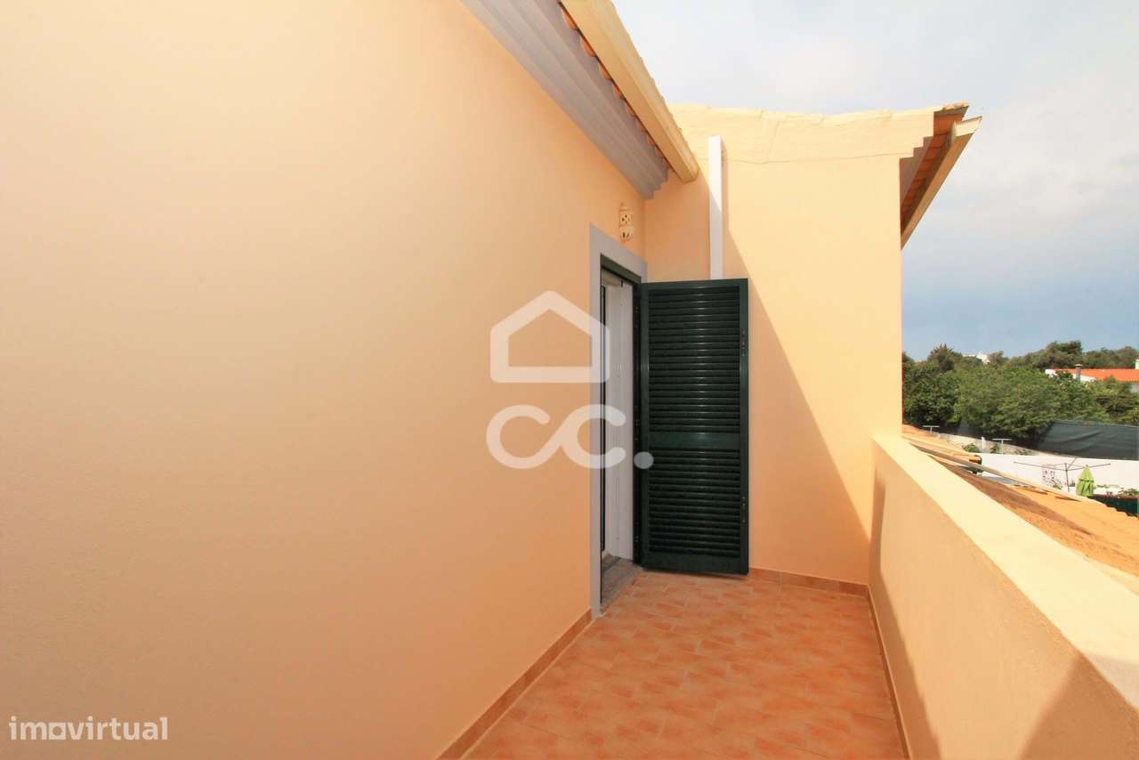 Venda com reserva de usufruto vitalício - Moradia T3 com piscina em Ar-33