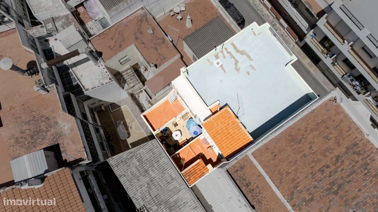 Moradia com dois andares independentes no centro de Quarteira - Grande imagem: 3/35