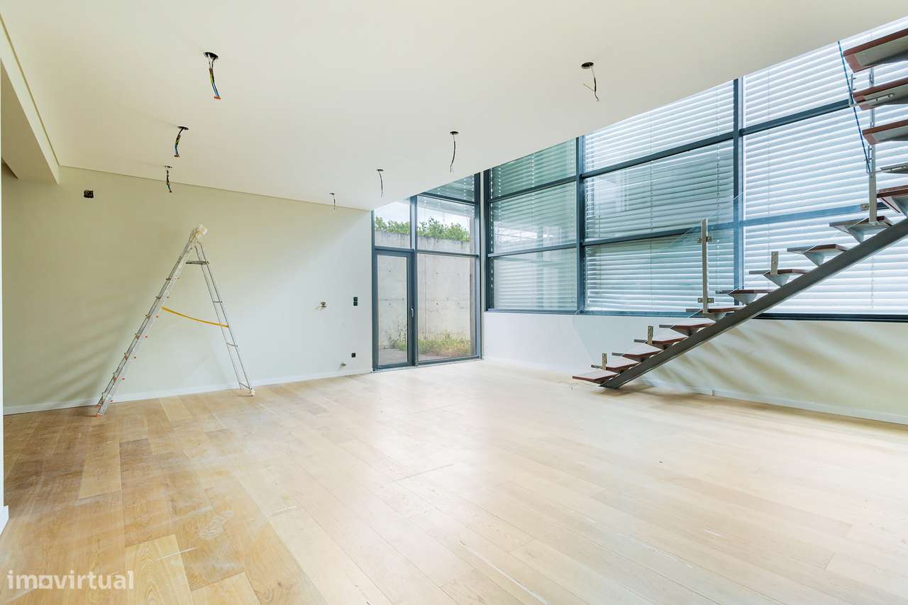 Moradia Isolada Remodelada com Piscina, 4 Quartos e Garagem para 3 Car-3