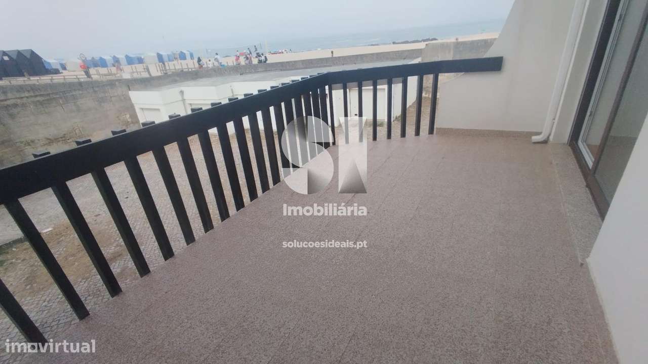 Moradia em Banda T3 1ª linha praia - Grande imagem: 5/10