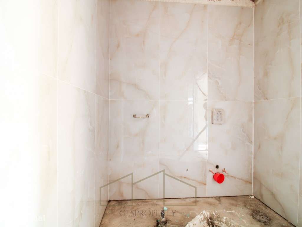 Moradia T4 Geminada com piscina na Sobreda-23