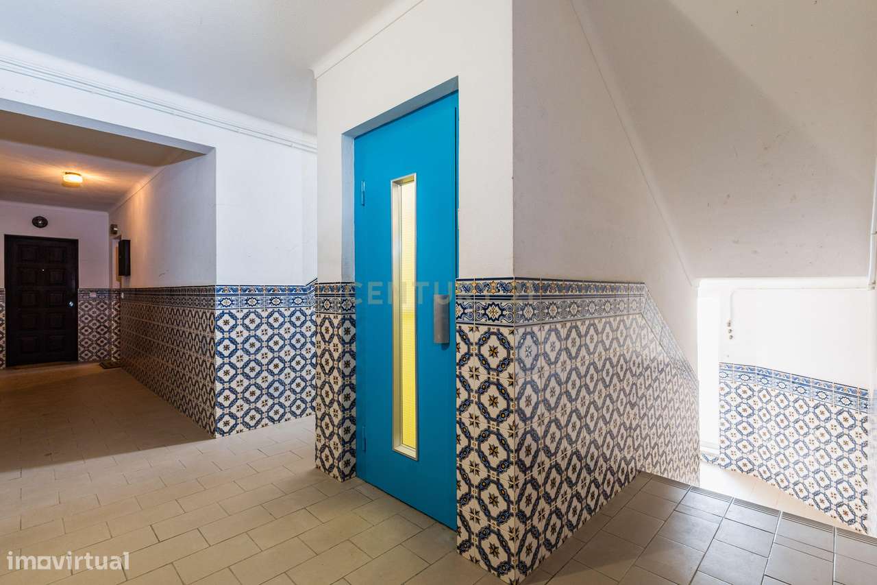 Apartamento T1 Mobilado || Elevador e Garagem || 1ª Linha da Praia do-2