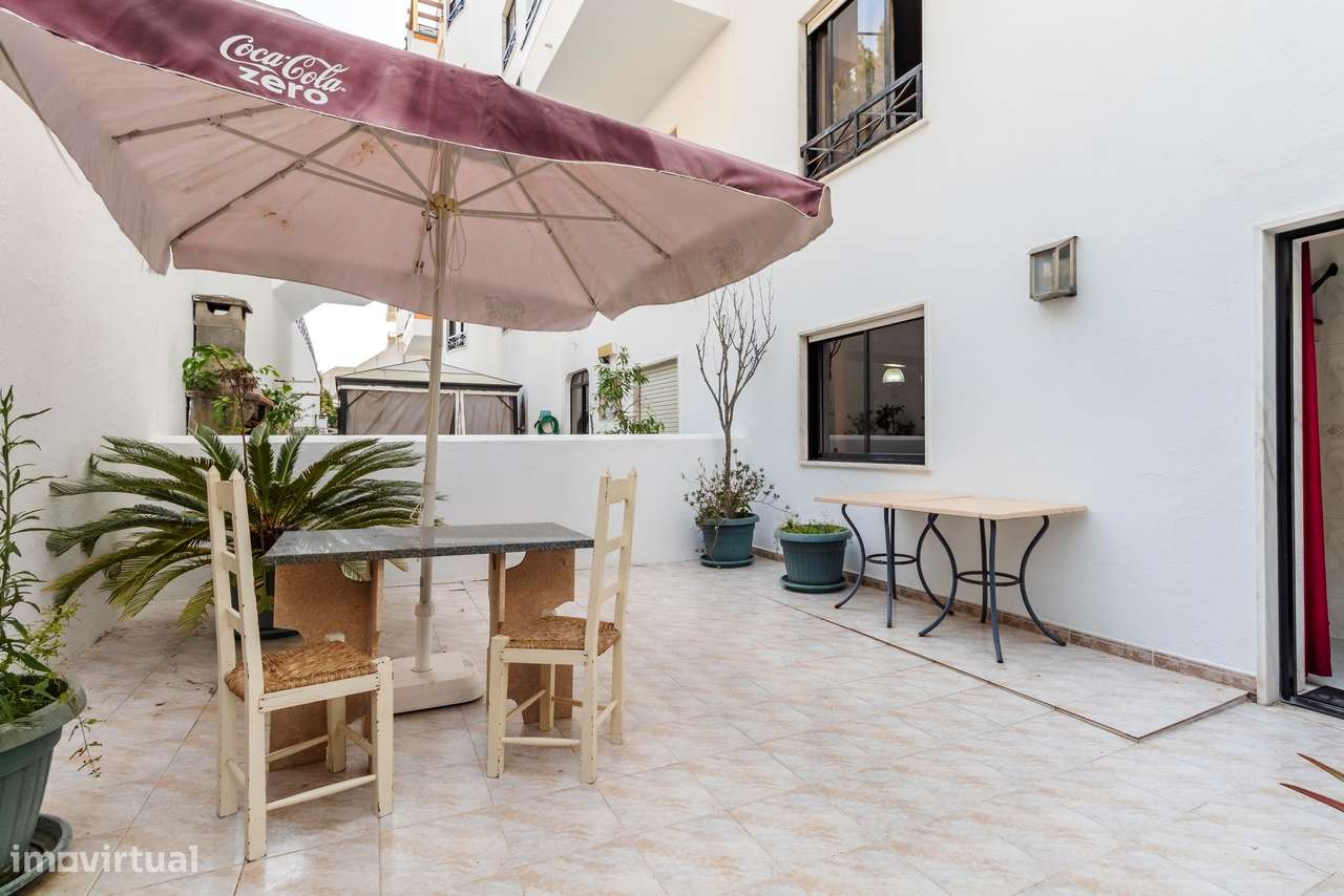 Apartamento T2 c/ 2 Lugares de Estacionamento e Terraço c/ 30m2 em Mem-15