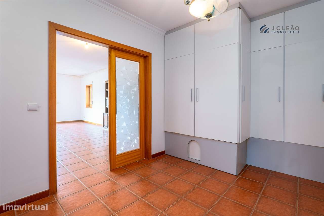 T3 com Excelente Exposição Solar no Coração de Paredes-5