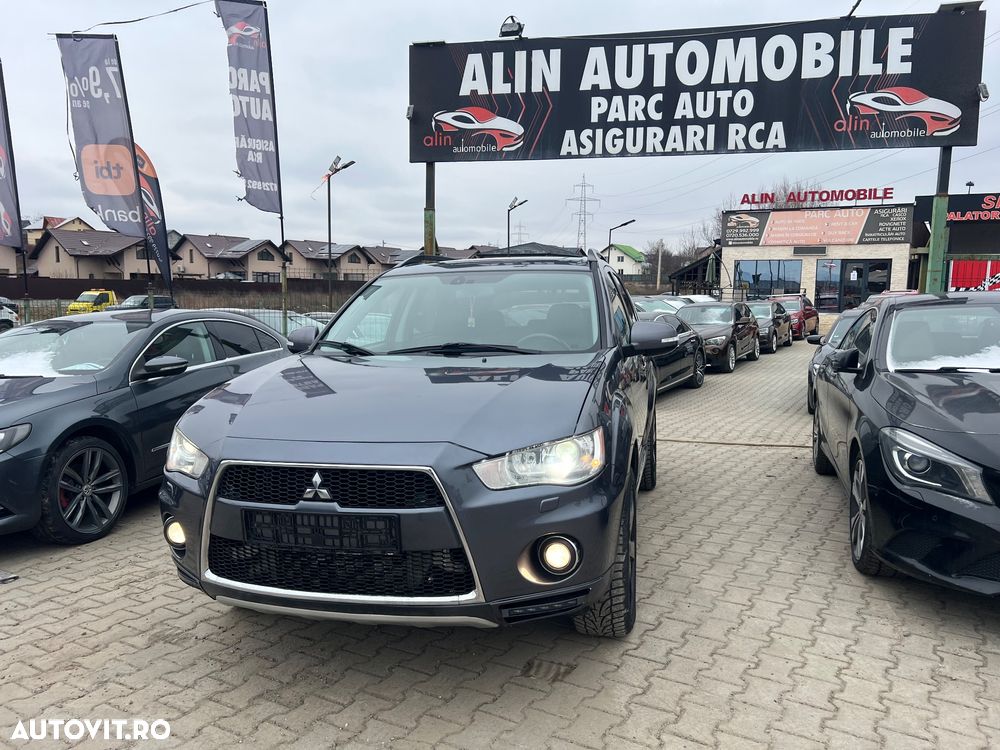 MITSUBISHI OUTLANDER - SUV