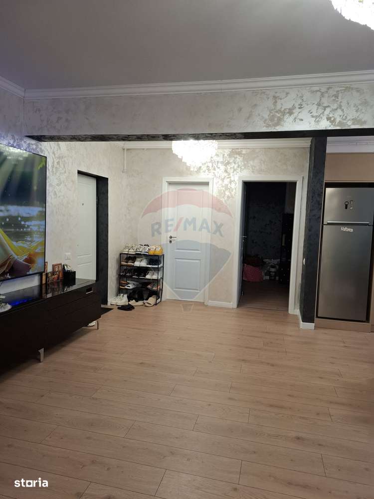 Apartament cu 3 camere  cu loc de parcare si curte proprie -de vânzare - Imagine principală: 3/17