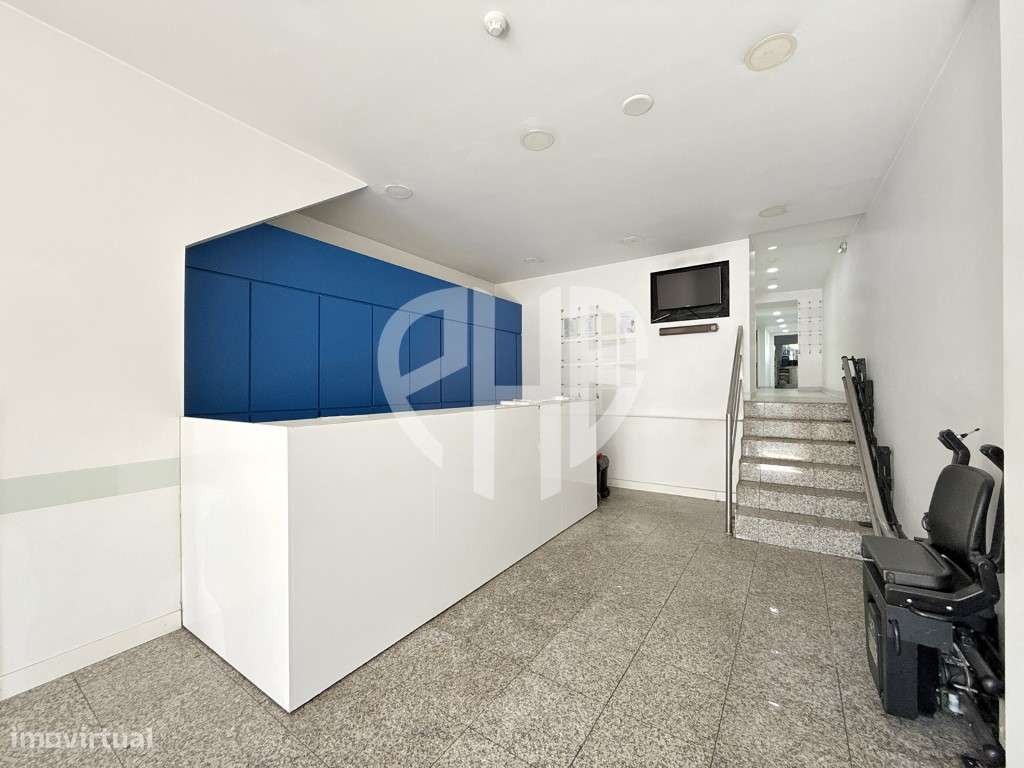 Edifício Comercial 2 Pisos // Rua do Padrão - Pedroso-3