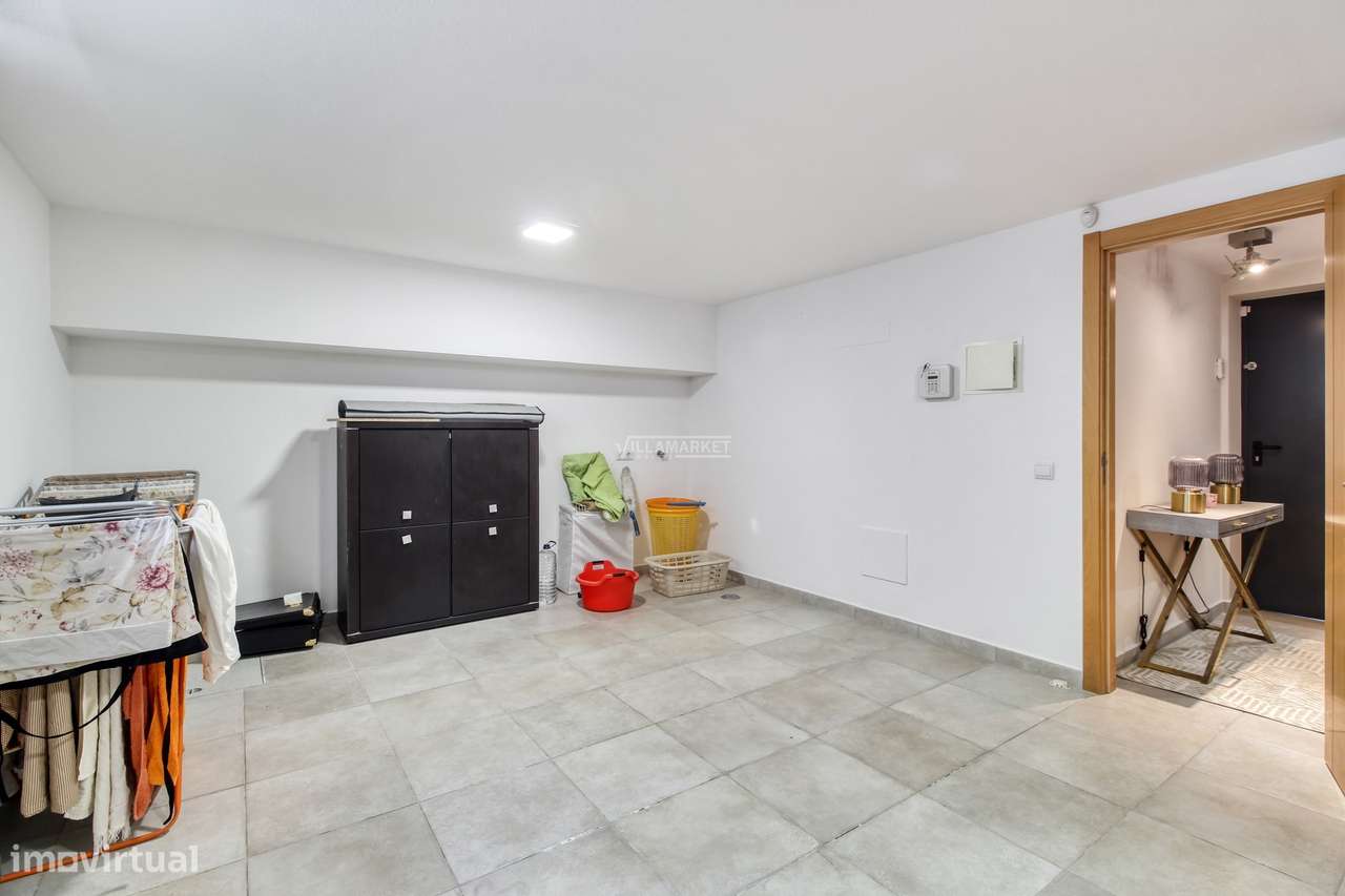 Moradia V3 + 2 em Banda inserida em condomínio com piscina e garagem s-31