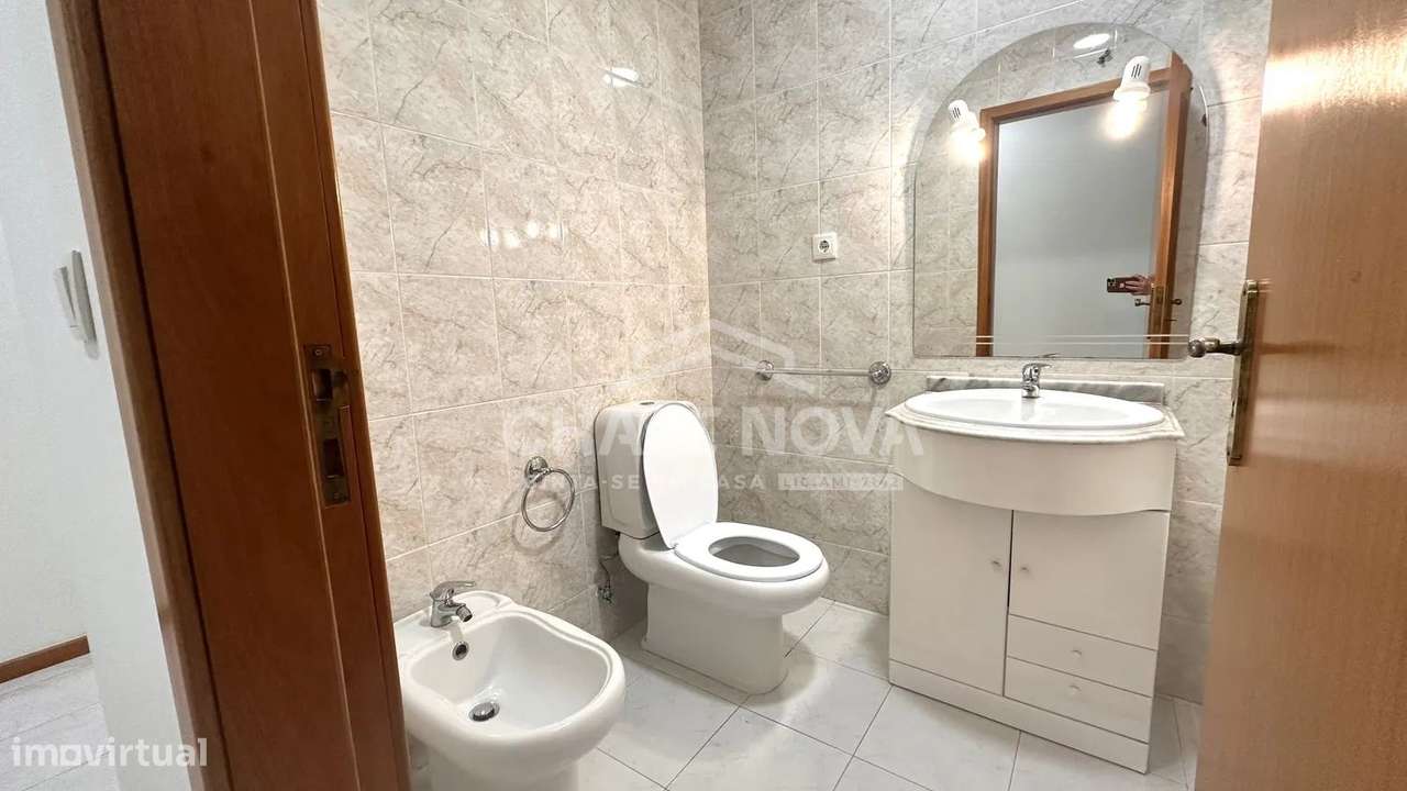 T2 c/ Varanda e Lugar de Garagem em Pedroso-17