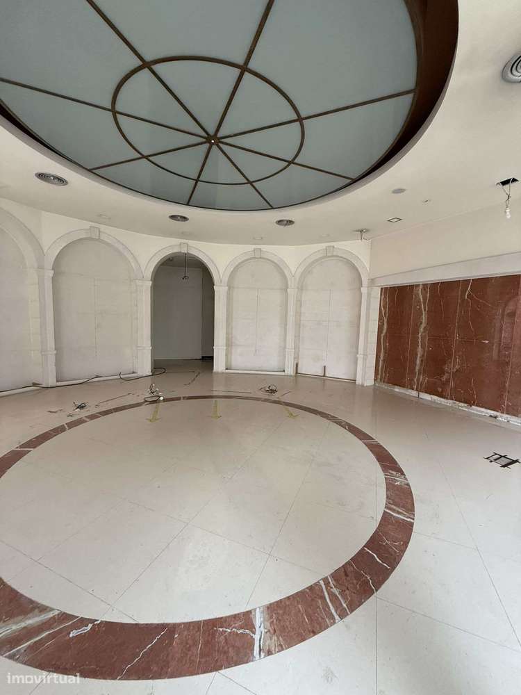 Prédio Imponente na Cidade de Tomar - P3065/24 - Grande imagem: 2/7