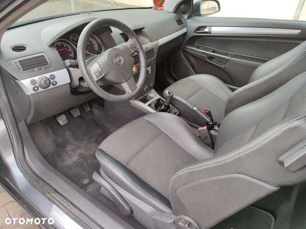 Opel Astra III GTC 1.9 CDTI Cosmo - 15