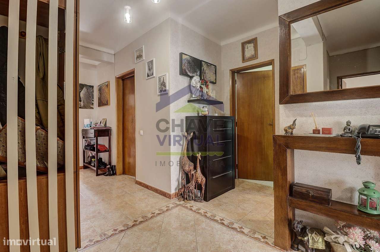Apartamento T3 com Marquise e Varanda - Centro Caldas da Rainha-12