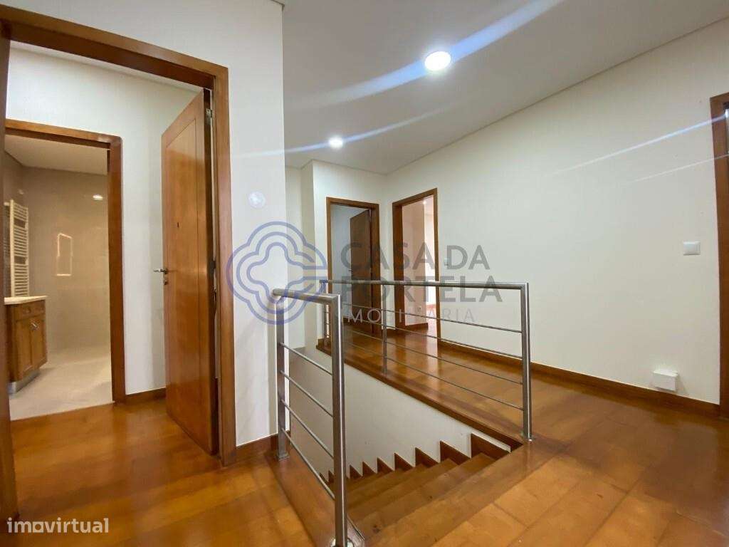 Moradia Geminada T4 em fase de  restauro, localizada em Santa Marta de - Grande imagem: 5/52