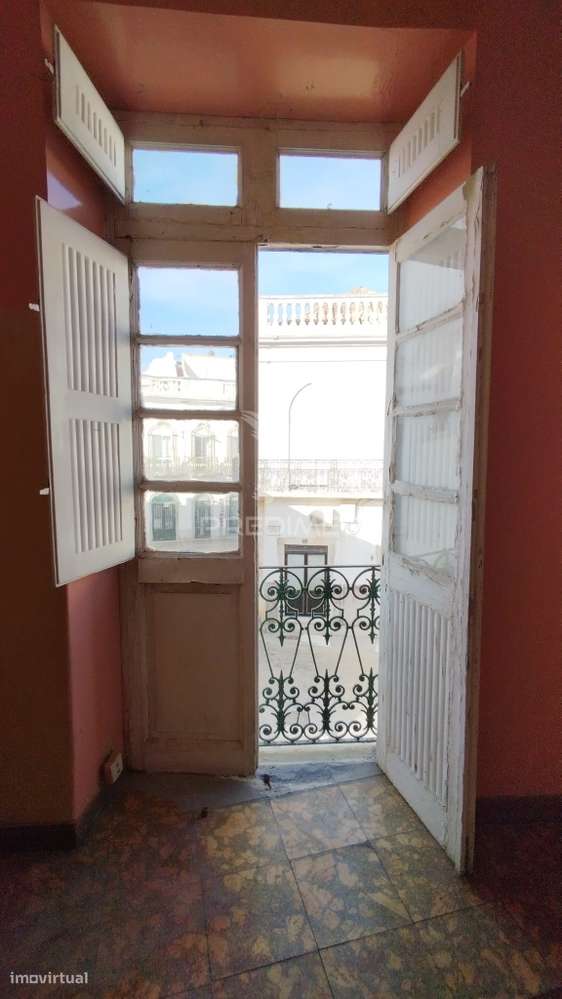 Andar de Moradia & Sotao T2+2   com 234 m² para Recuperar na Baixa... - Grande imagem: 5/40