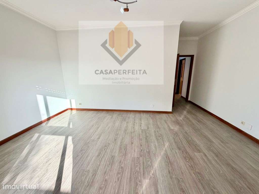 Apartamento T1 com Varanda e Lugar de Garagem - Canelas-2
