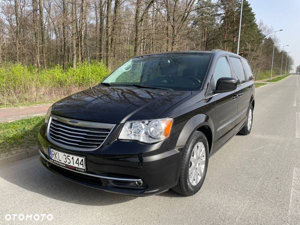 Chrysler Town & Country - 1