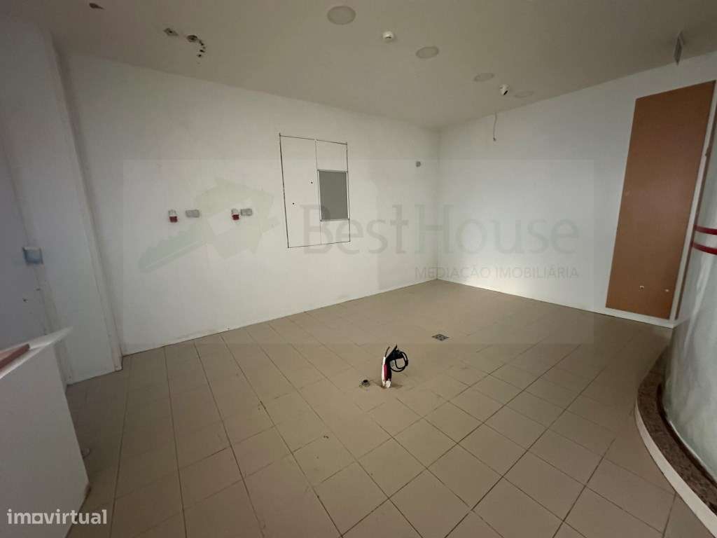 Vende-se Loja no Shopping Center de Massamá-10