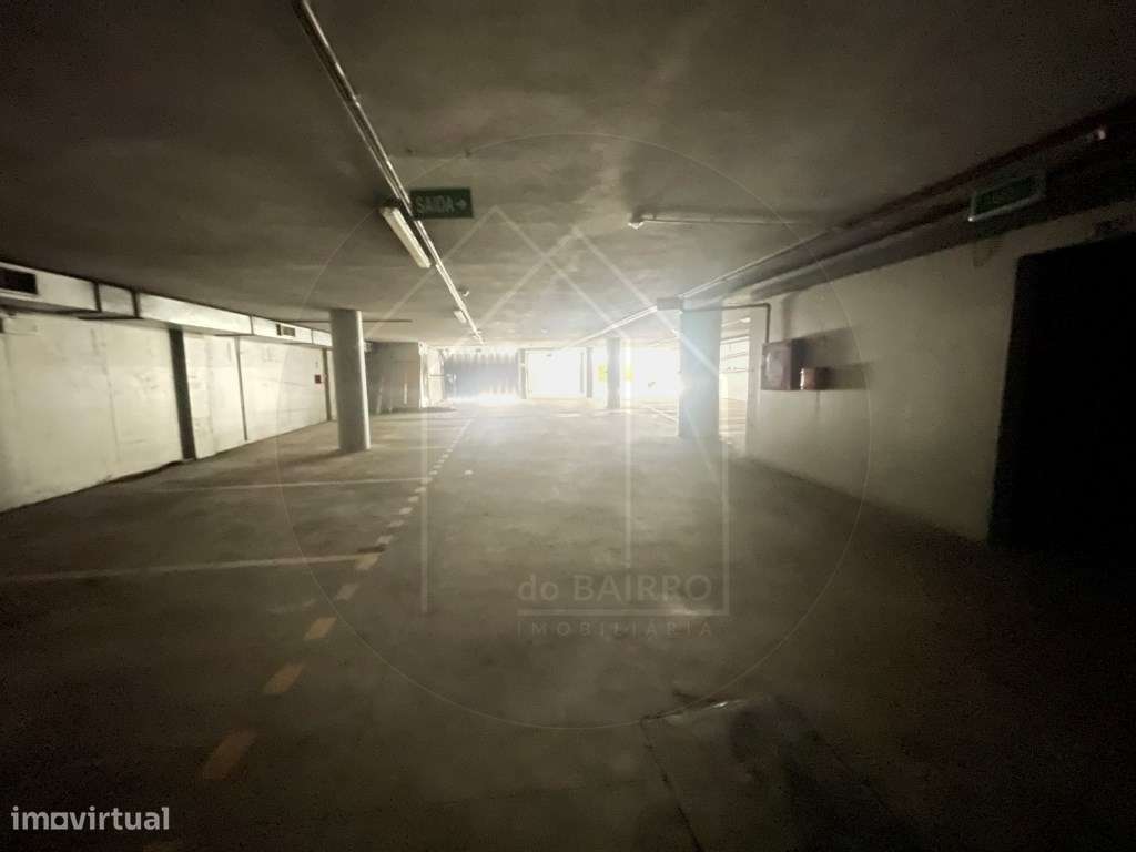 Prédio Urbano no Centro da Maia Potencial para Serviços ou Habitação-27