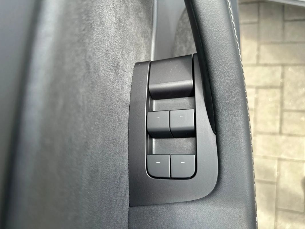 Tesla Model Y Long Range Dual Motor AWD - 30